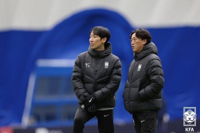 조용형 축구대표팀 코치(왼쪽)가 12일 목동종합운동장에서 열린 서울 이랜드와 수원 삼성의 경기를 지켜봤다./대한축구협회 제공