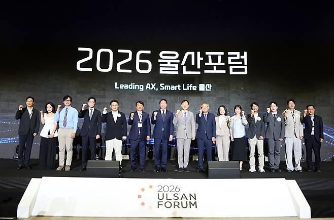 최태원(왼쪽 일곱번째) SK그룹 회장, 김상욱(왼쪽 여덟번째) 울산시장, 이윤철(왼쪽 여섯번째) 울산상공회의소 회장 등 주요 참석자들이 11일 울산시 울주군 울산전시컨벤션센터(UECO)에서 열린 ‘2026 울산포럼’에서 기념촬영을 하고 있다. [SK 제공]