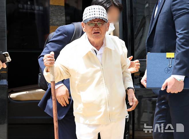 [서울=뉴시스] 이영환 기자 = 신도들을 국민의힘에 집단 입당시킨 혐의로 구속 기소된 이만희 신천지 총회장의 구속집행 정지에 대한 심문이 14일 진행된다. 사진은 이 총회장이 지난 6월 24일 오후 서울 서초구 서울중앙지방법원에서 열린 구속 전 피의자 심문(영장실질심사)에 출석하는 모습. 2026.09.14. 20hwan@newsis.com