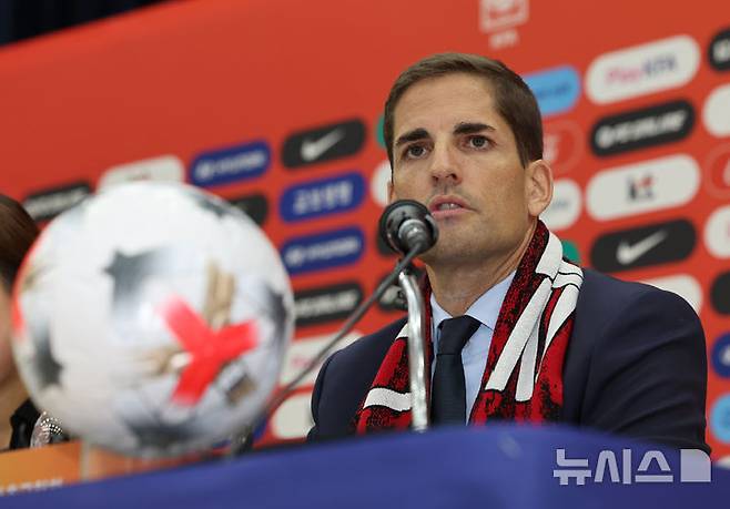 [천안=뉴시스] 권창회 기자 = 로베르트 모레노 대한민국 축구대표팀 임시 감독이 14일 충남 천안시 코리아풋볼파크에서 열린 취임식 및 친선경기 명단발표 기자회견에서 소감을 밝히고 있다. 2026.09.14. kch0523@newsis.com