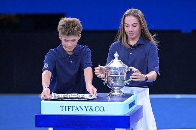2026 US 오픈 테니스 대회 여자 단식 시상대에서 트로피 제작사 '티파니'의 이름이 잘못 새겨진 모습. [사진=미국테니스협회]