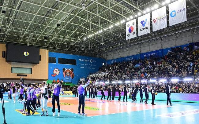 [OSEN=춘천, 지형준 기자] 25일 강원도 춘천 호반체육관에서 진에어 2025-2026 V-리그 올스타전이 열렸다.이번 올스타전의 컨셉은 ‘올스타 빌리지 인 춘천’으로 별들과 함께 추억이 가득 채워지는 올스타 마을이라는 의미를 담고 있는데, 팬들을 위한 다채로운 현장 이벤트를 선보였다. MVP는 삼성화재 김우진, 현대건설 양효진이, 세리머니 상은 한국전력 신영석과 현대건설 이다현이 수상했다.올스타 선수들이 팬들에게 배구공을 전하고 있다. 2026.01.25 /jpnews@osen.co.kr