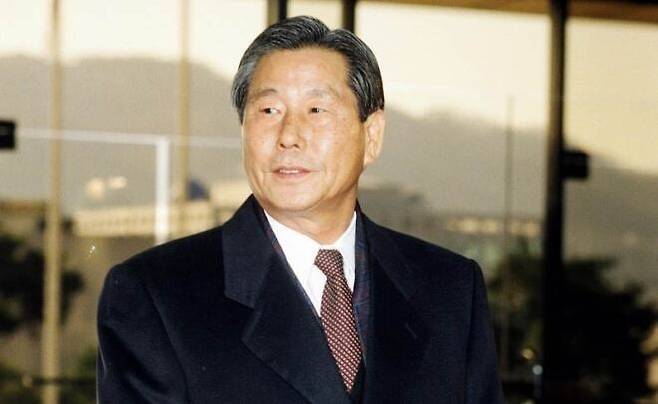 5·18 광주민주항쟁 당시 특전사령관이던 정호용 전 국방장관이 검찰의 조사를 받기 위해 1996년 1월 출석하고 있다. 연합뉴스