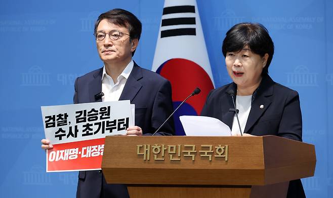 9월13일 국회 소통관에서 국회 법제사법위원회 서영교 위원장(오른쪽)과 김의겸 여당 간사가 김승원 법무부 장관 후보자 인사청문회와 관련해 기자회견을 하고 있다. ⓒ연합뉴스