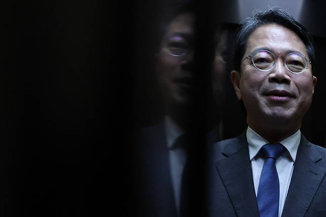 김승원&nbsp;법무부 장관 후보자가 11일 서울 종로구 적선현대빌딩에 마련된 인사청문회 준비 사무실로 출근하고 있다. ⓒ연합뉴스