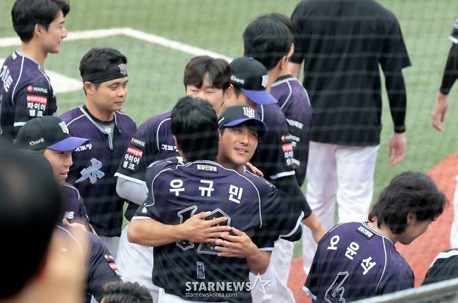 황재균의 은퇴식이 13일 수원KT위즈파크에서 열리는 2026KBO리그 KT위즈와 롯데자이언츠 경기를 앞두고 열렸다. KT 주전3루수로 활약하다 지난해 은퇴를 선언한  황재균은  이날 은퇴 특별엔트리로 등록됐다. 2026.09.13. /사진=강영조 선임기자