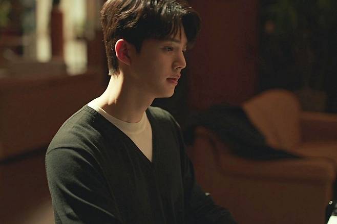 The reunion of actors Song Kang and Lee Jun-young after nine years led to the highest viewership ratings for Four Hands to date.Episode 6 of the tvN weekend drama Four Hands, which aired on the 13th, recorded an average viewership rating of 7.3% and a peak of 7.9% based on nationwide households.It ranked among the top channels nationwide and in the metropolitan area, including terrestrial broadcasters.Nationwide, it maintained the top spot in its time slot for six consecutive episodes among cable and general programming channels. Viewership ratings for men and women aged 20-49, tvNs main target audience, also recorded [a certain figure] in both the nationwide and metropolitan areas. (Nielsen Korea, based on paid platforms)Kang Bi-oh, now twenty-seven years old, has grown into a famous pianist who sells out every seat at his performances, but he is still unable to escape the mystery of Choi Jung-yos disappearance. Amidst continuing suspicions surrounding him due to the fact that he was Choi Jung-yos powerful rival, Kang Bi-oh has been secretly tracking his friends whereabouts with his overseas collaborator, Vogel (Go Chang-suk).Meanwhile, Kang Bi-oh learned that the suspect who had kidnapped Choi Jeong-yo had been released from prison. When confronted by Kang Bi-oh, the suspect admitted to kidnapping Choi Jeong-yo nine years ago and claimed that he had ultimately killed her due to her resistance. Kang Bi-oh went back to find the suspect to verify the full details of the case, but he had already been murdered following an altercation with another person.However, another problem began at that moment. Hallucinations of Choi Jeong-yo began appearing before Kang Bi-ohs eyes. Feeling that he saw Choi Jeong-yo sitting in the audience during a performance, Kang Bi-oh was unable to continue playing and eventually broke down to the point where he struggled even to sit at the piano.Finally, after being diagnosed with a need for time to properly mourn, Kang Bi-oh headed to the Czech Republic, where he had competed in an international competition with Choi Jeong-yo. And there, something unbelievable happened. At the Brno Conducting Competition, which he had stumbled upon by chance, the piece Dance Macabre, which the two had performed together as four-hands in the past, began to play. Kang Bi-oh stopped in his tracks at the sound of familiar music and gazed at the conductor on stage, falling into shock.Episode 6 concluded, leaving new questions about where Choi Jung-yo had been and what he had been doing all this time, and why he had left the piano to take up the conductors baton.Attention is focused on whether Four Hands, which broke its own highest viewership ratings alongside the reunion of Song Kang and Lee Jun-young, can continue its upward trend.