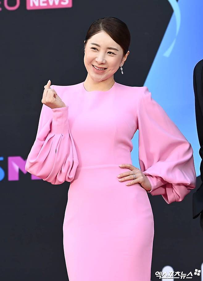재혼을 앞둔 가수 서인영이 현재 연인과의 고민을 털어놓은 가운데, 이서진의 현실적인 조언에 이어 누리꾼들의 우려도 쏟아졌다.