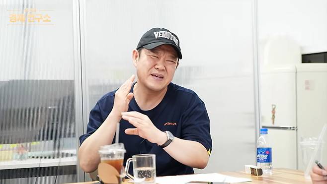Broadcaster Kim Gura revealed the full details of the assault controversy involving Lee Hyung-taek and Lee Dae-hoon that surfaced in the past.On the 14th, a video titled Economic Stories Good to Listen to While Lying in Bed, Kim Gura Economic Research Institute EP.115 Full Version was uploaded to the YouTube channel Guri Gura.On this day, in response to a subscribers request for information regarding entertainment stocks, Kim Gura replied, These things arent very good. There isnt much to talk about.He went on to explain, Back in the day, even just 20-something years ago, when celebrities gathered in the waiting room, they would talk about everything that happened the previous day. But these days, no one talks about themselves in the waiting room, adding, If you do talk about it, it becomes too easy to get into a scandal through the network.During this exchange, Kim Gura mentioned the assault controversy involving former national tennis player Lee Hyung-taek and former national taekwondo player Lee Dae-hoon, which emerged in 2024. Kim Gu-ra revealed that Lee Hyung-taek personally explained the situation during a recent recording of MBCs Radio Star. He began by saying, There was gossip circulating that Mr. Lee Hyung-taek got into a physical fight with Lee Dae-hoon.He continued to share the rumor that had spread at the time, stating, Lee Hyung-taek and Lee Dae-hoon were drinking together. Lee Hyung-taek suggested a bet and placed an apple on his head, but Lee Dae-hoon got hit while spinning his leg.Kim Gu-ra further explained, Lee Hyung-taek and Lee Dae-hoon drank heavily, so someone witnessed them falling down while trying to hail a taxi. This was interpreted as a fight.Previously, it was reported that Taekwondo Olympic medalist A and national tennis team member B were involved in an assault dispute near a parking lot in Gangnam-gu, Seoul. At the time, reports did not disclose the real names of the two individuals, referring only to them as A and B.It was reported that they fell after getting tangled up with each other while returning home following a drinking session. Explanations were also provided that a passerby who witnessed the incident likely mistook it for an assault and reported it.Meanwhile, Radio Star, featuring Lee Hyung-taek, will air on the 16th.Photo = DB, YouTube Gurigura