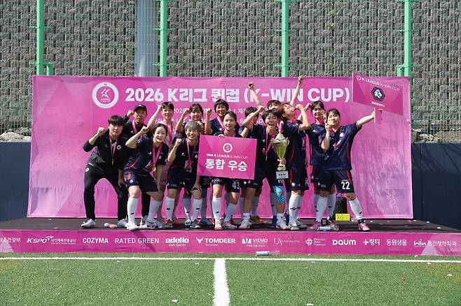 '2026 K리그 퀸컵' 정상에 오른 충북청주 선수단 [한국프로축구연맹 제공. 재판매 및 DB 금지]