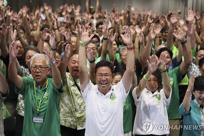 승리 예상 보도 이후 환호하는 고자 겐타 후보 [지지통신 제공. AFP=연합뉴스]