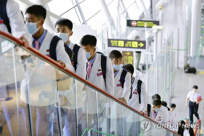 북한 아시안게임 선수단, 일본 도착 (오사카 교도=연합뉴스) 북한 축구대표팀이 2026 아이치·나고야 아시안게임에 참석하기 위해 11일 오사카 간사이국제공항에 도착하고 있다. 2026.9.11 photo@yna.co.kr