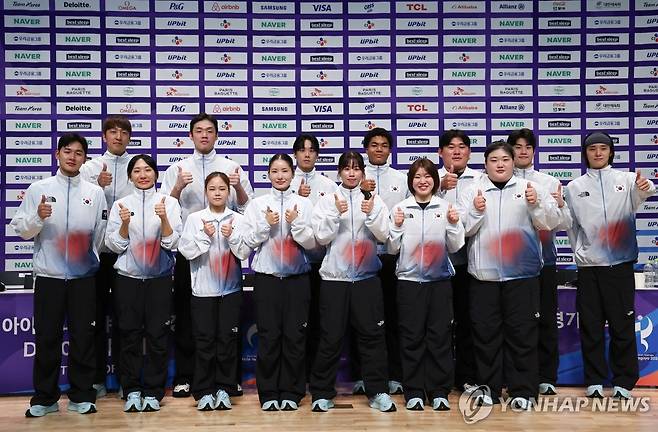 기념 촬영하는 대한민국 선수단 (진천=연합뉴스) 윤동진 기자 = 20일 충북 진천 국가대표선수촌에서 열린 2026 아이치·나고야 아시안게임 D-30 미디어데이에서 참석자들이 기념 촬영을 하고 있다. 2026.8.20 mon@yna.co.kr