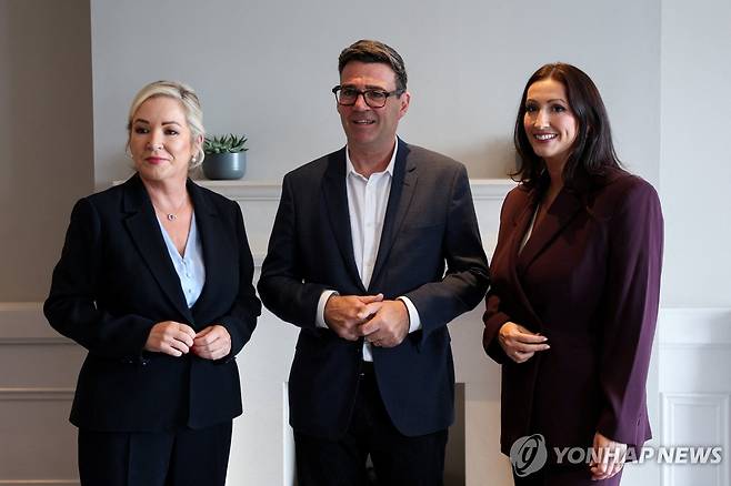 버넘(가운데) 총리와 만난 미셸 오닐(왼쪽) 수반과 리틀펜절리 부수반 [로이터=연합뉴스 자료사진. 재판매 및 DB 금지]