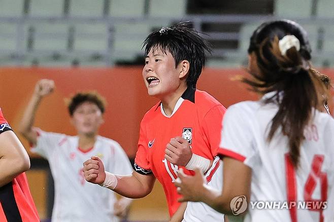 김민지 '좋았어' (오사카=연합뉴스) 서대연 기자 = 14일 일본 오사카 얀마 스타디움 나가이에서 열린 2026 아이치·나고야 아시안게임 여자 축구 조별리그 1차전 대한민국과 미얀마의 경기.
    한국 김민지가 추가골을 넣은 뒤 기뻐하고 있다. 2026.9.14 dwise@yna.co.kr