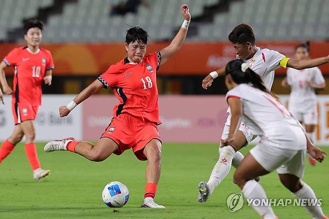 슈팅하는 김민지 (오사카=연합뉴스) 서대연 기자 = 14일 일본 오사카 얀마 스타디움 나가이에서 열린 2026 아이치·나고야 아시안게임 여자 축구 조별리그 1차전 대한민국과 미얀마의 경기.
    한국 김민지가 슈팅하고 있다. 2026.9.14 dwise@yna.co.kr