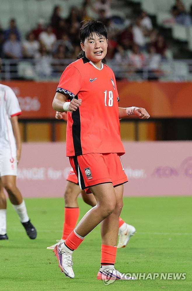 해트트릭 기록한 김민지 (오사카=연합뉴스) 서대연 기자 = 14일 일본 오사카 얀마 스타디움 나가이에서 열린 2026 아이치·나고야 아시안게임 여자 축구 조별리그 1차전 대한민국과 미얀마의 경기.
    한국 김민지가 골을 넣은 뒤 환호하고 있다. 2026.9.14 dwise@yna.co.kr