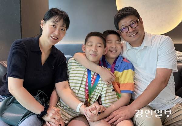 최근 경남 창원에서 막을 내린 제19회 스페셜올림픽코리아 전국하계대회 수영 자유형·배영 50ｍ 종목에서 나란히 입상한 (왼쪽부터)하준우·건우 형제와 어머니 임정미씨와 아버지 하민구씨. 2026.9.13 /백효은기자100@kyeongin.com