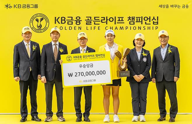 ▲지난 13일 경기도 이천 블랙스톤 골프클럽에서 진행된 'KB금융 골든라이프 챔피언십' 시상식에서 (왼쪽부터)이환주 KB국민은행장, 원기룡 블랙스톤 골프클럽 이천 대표, 양종희 KB금융그룹 회장, 박보겸 선수, 김순희 한국여자프로골프협회(KLPGA) 수석부회장, 이상근 SBS골프 대표가 기념 촬영을 하고 있다.