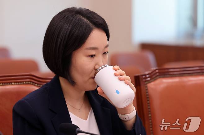 이소영 중소벤처기업부 장관 후보자가 15일 오전 서울 여의도 국회 산업통상자원중소벤처기업위원회에서 열린 인사청문회에서 물을 마시고 있다. 2026.9.15 ⓒ 뉴스1 황기선 기자