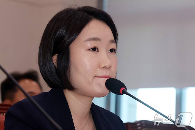 이소영 중소벤처기업부 장관 후보자가 15일 오전 서울 여의도 국회 산업통상자원중소벤처기업위원회에서 열린 인사청문회에서 생각에 잠겨 있다. 2026.9.15 ⓒ 뉴스1 황기선 기자