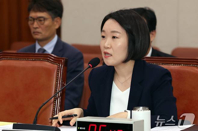 이소영 중소벤처기업부 장관 후보자가 15일 오전 서울 여의도 국회 산업통상자원중소벤처기업위원회에서 열린 인사청문회에서 의원 질의에 답하고 있다. 2026.9.15 ⓒ 뉴스1 황기선 기자