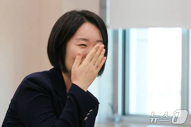 이소영 중소벤처기업부 장관 후보자가 15일 오전 서울 여의도 국회 산업통상자원중소벤처기업위원회에서 열린 인사청문회에 출석하며 미소를 보이고 있다. 2026.9.15 ⓒ 뉴스1 황기선 기자