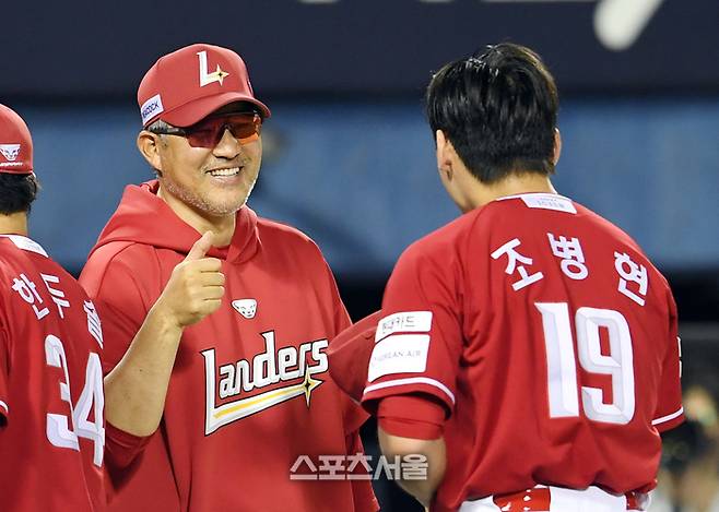 SSG 이숭용 감독이 20일 서울 잠실구장에서 열린 2025 KBO리그 두산전에서 5-3으로 승리하며 3연승을 기록한 뒤 1이닝을 힘겹게 막아내며 세이브를 기록한 투수 조병현과 하이파이브를 나누고 있다. 잠실 | 박진업 기자 upandup@sportsseoul.com