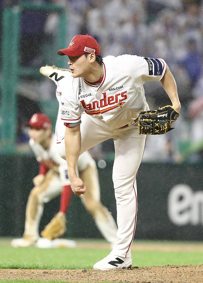 SSG 조병현이 27일 인천SSG랜더스필드에서 열린 2026 KBO리그 삼성전에서 역투하고 있다. 사진 | SSG 랜더스