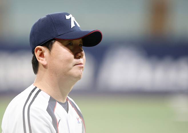 2026 아시안게임에 출전하는 한국 야구 대표팀 류지현 감독이 미팅을 마치고 공식 훈련을 위해 이동하고 있다. 사진 | 고척=연합뉴스