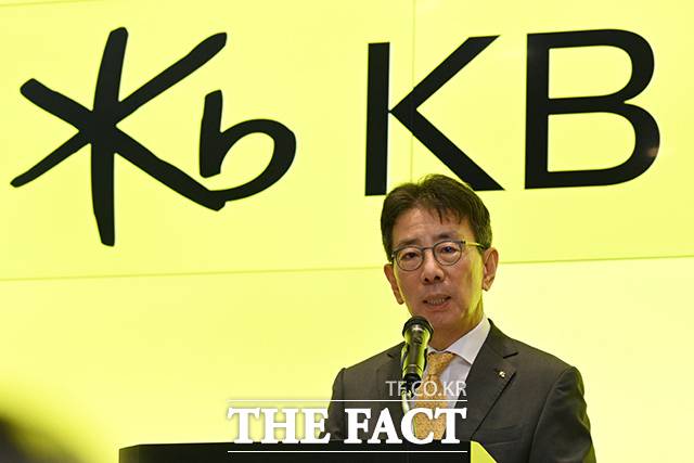 이재근 KB금융 차기 회장 후보자가 지난 14일 오전 서울 영등포구 여의도 KB금융 신관으로 출근하며 취재진의 질문에 답하고 있다. KB금융 회장후보추천위원회는 지난 11일 이재근 KB금융 글로벌부문장 겸 WM·SME부문장을 차기 회장 최종 후보로 선정했다. /김성렬 기자