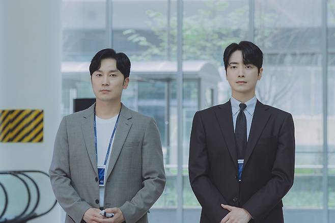 ‘로또 1등도 출근합니다’ 주연 배우 이준혁(오른쪽)과 서현우./티빙