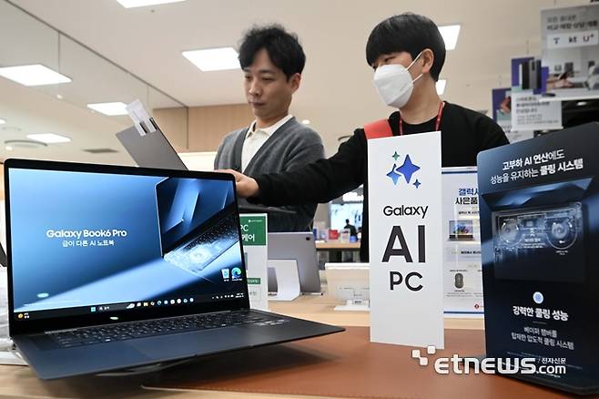 서울 송파구 롯데하이마트 잠실점에서 고객이 갤럭시AI가 탑재된 삼성전자의 '갤럭시북6프로' 제품을 살펴보고 있다. 김민수기자 mskim@etnews.com