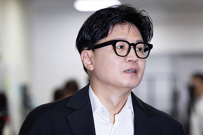 한동훈 무소속 의원이 13일 서울 여의도 국회 소통관에서 김승원 법무부 장관 후보자 관련 기자회견을 하기 위해 회견장에 들어서고 있다. 뉴스1