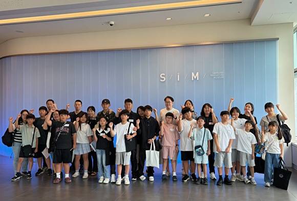 12일 수원 삼성이노베이션뮤지엄에서 e-run상상대로 가족 체험 프로그램을 진행하고 기념촬영을 하고 있다. [사진=시흥시]
