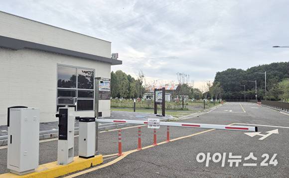 2024년에 준공한 금강호 국민여가캠핑장은 캠핑사이트 39면을 비롯해 관리동과 샤워장, 취사장 등을 갖췄다. [사진=임기택기자]