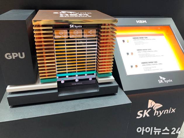 SK하이닉스의 HBM 확대 모형. [사진=권서아 기자]