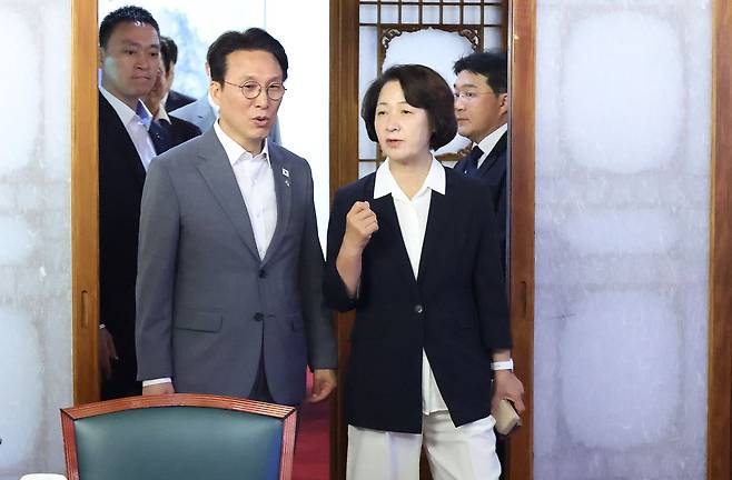 지난 6월 15일 김민석 당시 국무총리와 추미애 경기도지사 당선인이 서울 삼청동 총리공관에서 열린 국토대전환 관련 광역단체장 당선자 간담회에 입장하고 있다. 연합뉴스
