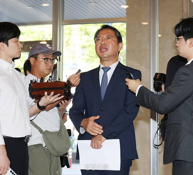 김승원 법무부 장관 내정자가 지난 7일 서울 종로구 적선현대빌딩에 마련된 인사청문회 준비 사무실로 출근하며 기자 질문에 답하고 있다. 강윤중 선임기자