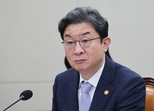 이억원 금융위원장이 3일 여의도 국회에서 열린 제439회국회(정기회) 정무위원회 전체회의에 출석해 자리하고 있다. 뉴시스