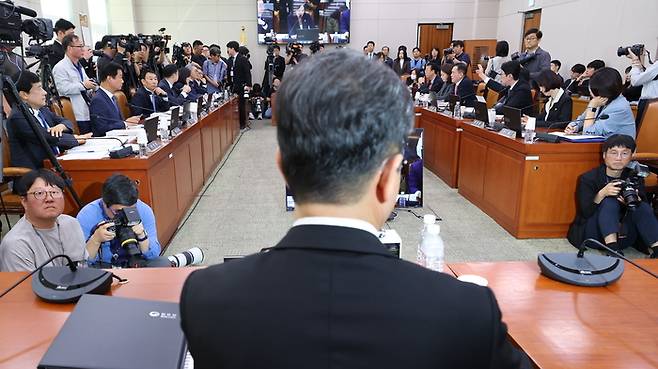 15일 국회 법제사법위원회에서 열린 김승원 법무부 장관 후보자에 대한 인사청문회에서 김태규 국민의힘 의원 등이 서영교 위원장의 의사진행에 항의하고 있다. [연합뉴스]