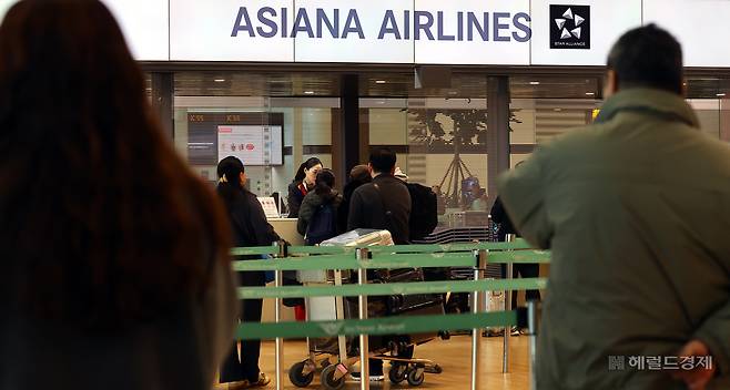 아시아나항공이 인천공항 제2여객터미널(T2) 운항을 개시한 지난 1월 14일 오전 인천국제공항 제2터미널에서 여행객들이 탑승 수속을 하고 있다. 영종도=임세준 기자