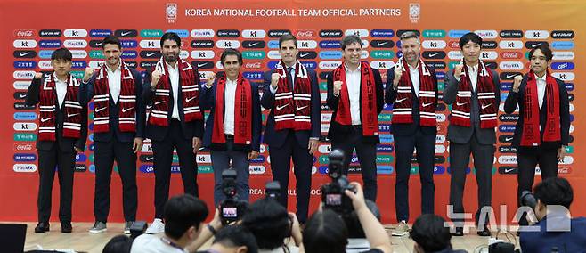 [천안=뉴시스] 권창회 기자 = 로베르트 모레노 대한민국 축구대표팀 임시 감독이 14일 충남 천안시 코리아풋볼파크에서 열린 취임식 및 친선경기 명단발표 기자회견에서 코치진과 함께 기념촬영을 하고 있다. 2026.09.14. kch0523@newsis.com