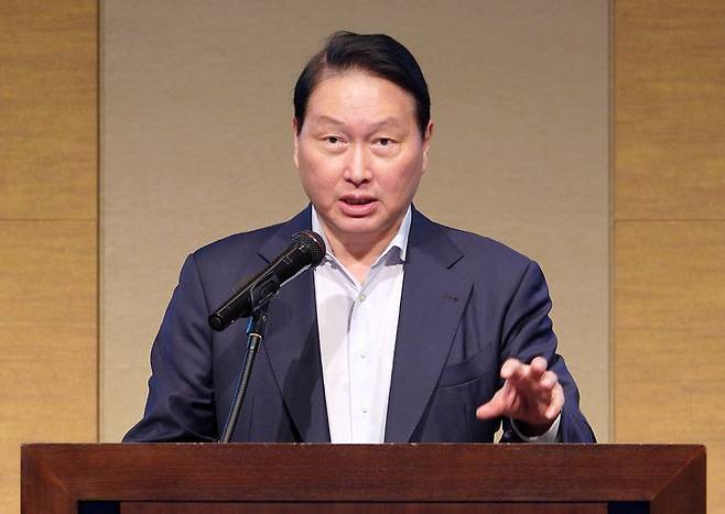 [서울=뉴시스] 홍효식 기자 = 최태원 SK그룹 회장 측이 최 회장이 동거인에게 1000억원 넘게 썼다는 취지로 발언한 노소영 아트센터 나비 관장 측 변호사에 대한 검찰의 불기소 처분에 불복해 항고했다. 사진은 최 회장이 지난달 31일 일본 센다이 웨스틴호텔에서 열린 제15회 한일상공회의소 회장단 회의에서 개회사를 하는 모습. (사진=대한상의 제공) 2026.09.15. photo@newsis.com *재판매 및 DB 금지