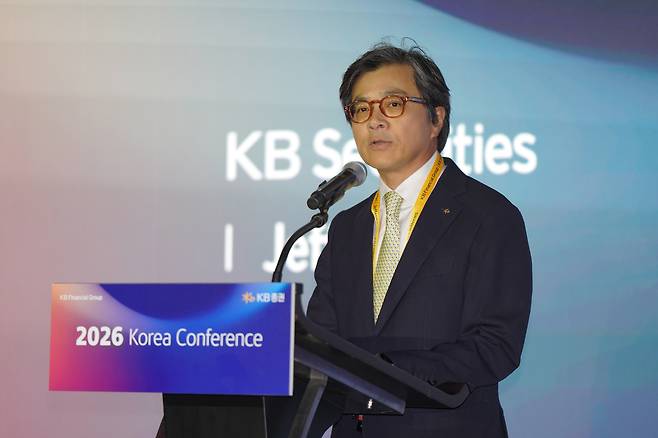 지난 9일(수) 서울 여의도 페어몬트 앰배서더 호텔에서 열린 ‘2026 KB금융 코리아 컨퍼런스’에서 KB증권 강진두 대표이사가 인사말을 하고 있다. [KB증권 제공]