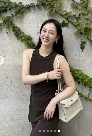 Actress Park Joo-mi has captured attention with her ageless, youthful appearance and consistent self-care.Park Joo-mi recently shared several photos of her current whereabouts on her social media without any specific explanation.In the photos, Park Joo-mi is wearing a dark brown sleeveless outfit and smiling brightly at the camera. Her long, straight hair and clean style, without any flashy accessories, exude an even more innocent and pure atmosphere.In particular, her unchanging, youthful appearance—which makes it hard to believe she is in her 50s—is drawing attention. Her natural smile combined with a fresh vibe reminiscent of a college student elicits admiration.A photo hinting at the secret to her youthful looks was also released. Park Joo-mi posed casually in workout clothes in a space set with Pilates equipment. Even in the form-fitting sleeveless workout clothes, she revealed a toned silhouette free of excess fat, demonstrating the results of her consistent self-care.In a shot where she appears to have finished a workout, sitting with her cheeks hugged and looking at the camera, one can glimpse a relaxed charm that is different from the elegant image she usually displays in her acting roles.Interest continued in the daily life of Park Joo-mi, who maintains not only her timeless beauty but also a healthy physique through exercise. In particular, her youthful visuals, which stood out even with minimal makeup, and her recent updates on consistent exercise demonstrated her qualities as the Queen of Self-Care.SNS