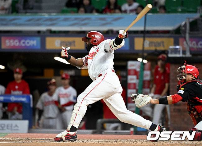 [OSEN=인천, 조은정 기자]15일 인천 SSG랜더스필드에서 2026 신한은행 SOL Bank KBO리그 SSG 랜더스와 KIA 타이거즈의 경기가 열렸다.SSG는 김민준, KIA는 김태형을 선발로 내세웠다.5회말 무사 만루에서 SSG 에레디아가 동점 2타점 적시타를 날리고 있다. 2026.09.15 /cej@osen.co.kr