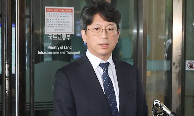 홍지선 국토교통부 장관 후보자가 지난 8월 31일 세종시 정부세종청사로 출근하며 취재진 질문에 답하고 있다. 연합