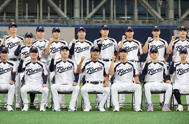 2026 아시안게임에 출전하는 한국 야구 대표팀이 15일 고척스카이돔에서 열린 공식 훈련을 앞두고 사진 촬영을 하고 있다. 연합뉴스