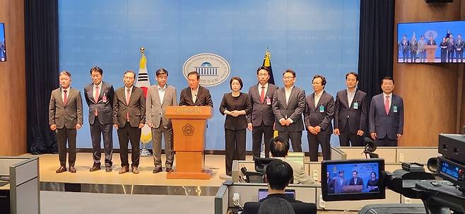 임태희 전 경기도교육감이 15일 국회서 기자회견을 갖고 공정·투명한 선거를 위한 공직선거법 개정 및 선거제도 개선 국민동의청원을 추진한다고 밝혔다. ⓒ국민동의청원 추진단 제공